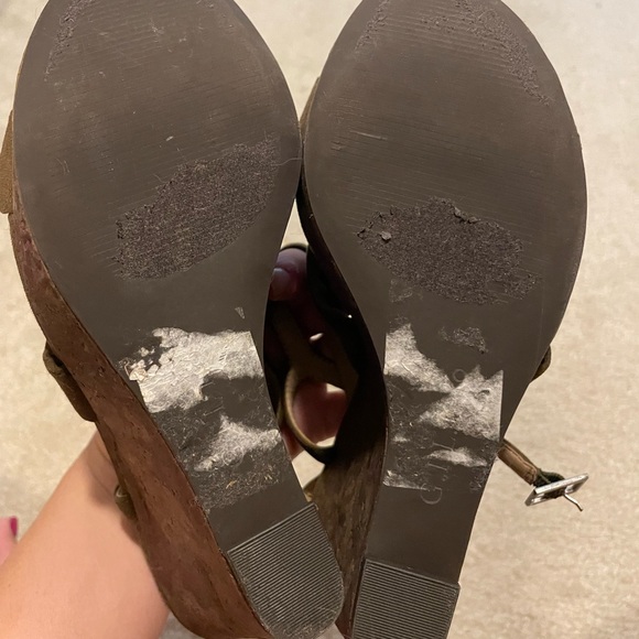 Size 9 olive wedge heels - Picture 4 of 4